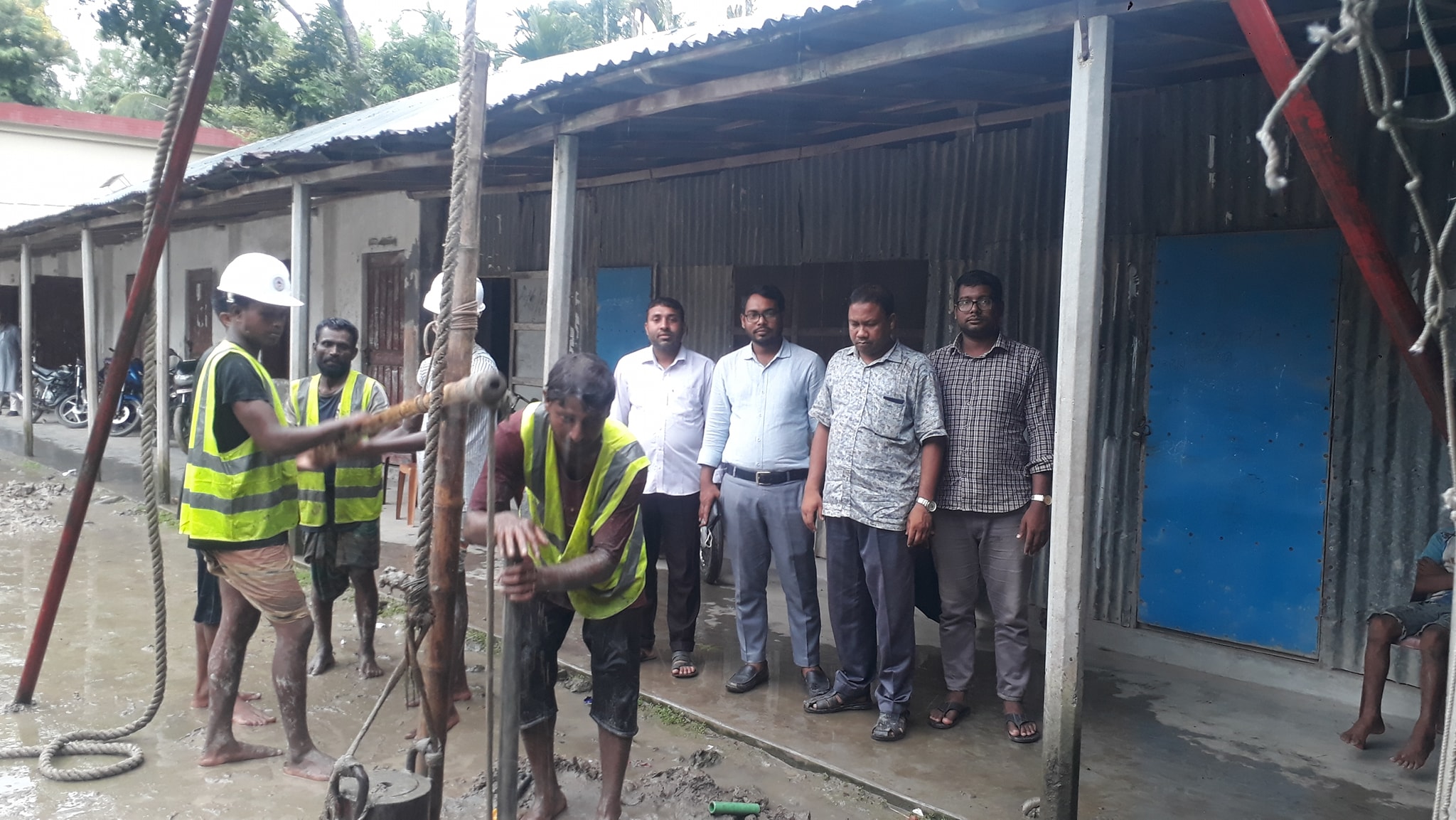 নিরাপদ পানি সরবরাহের ব্যবস্থায় গভীর নলকূপ স্থাপন